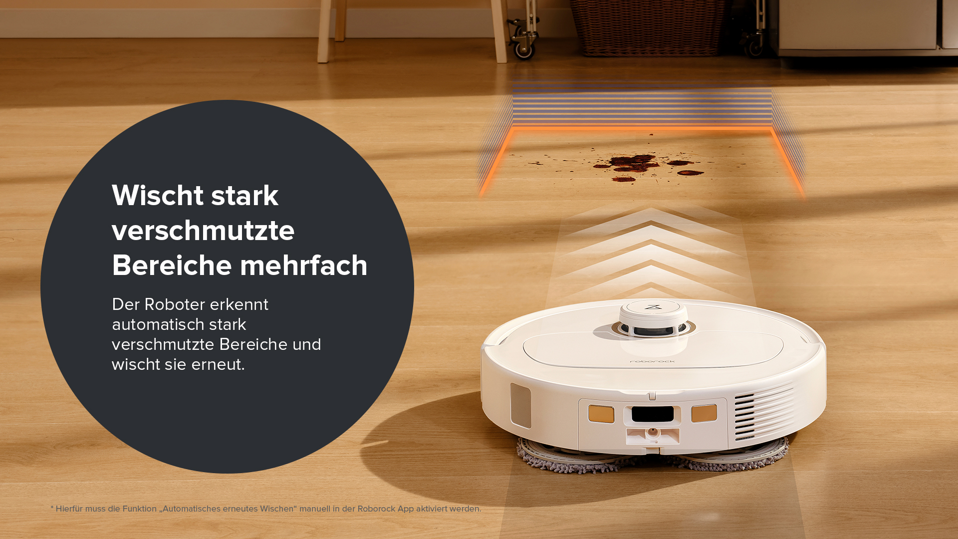Roborock Staubsauger reinigt Hartholzboden. Ein Fleck wird angezeigt. Weiße und orange Töne.