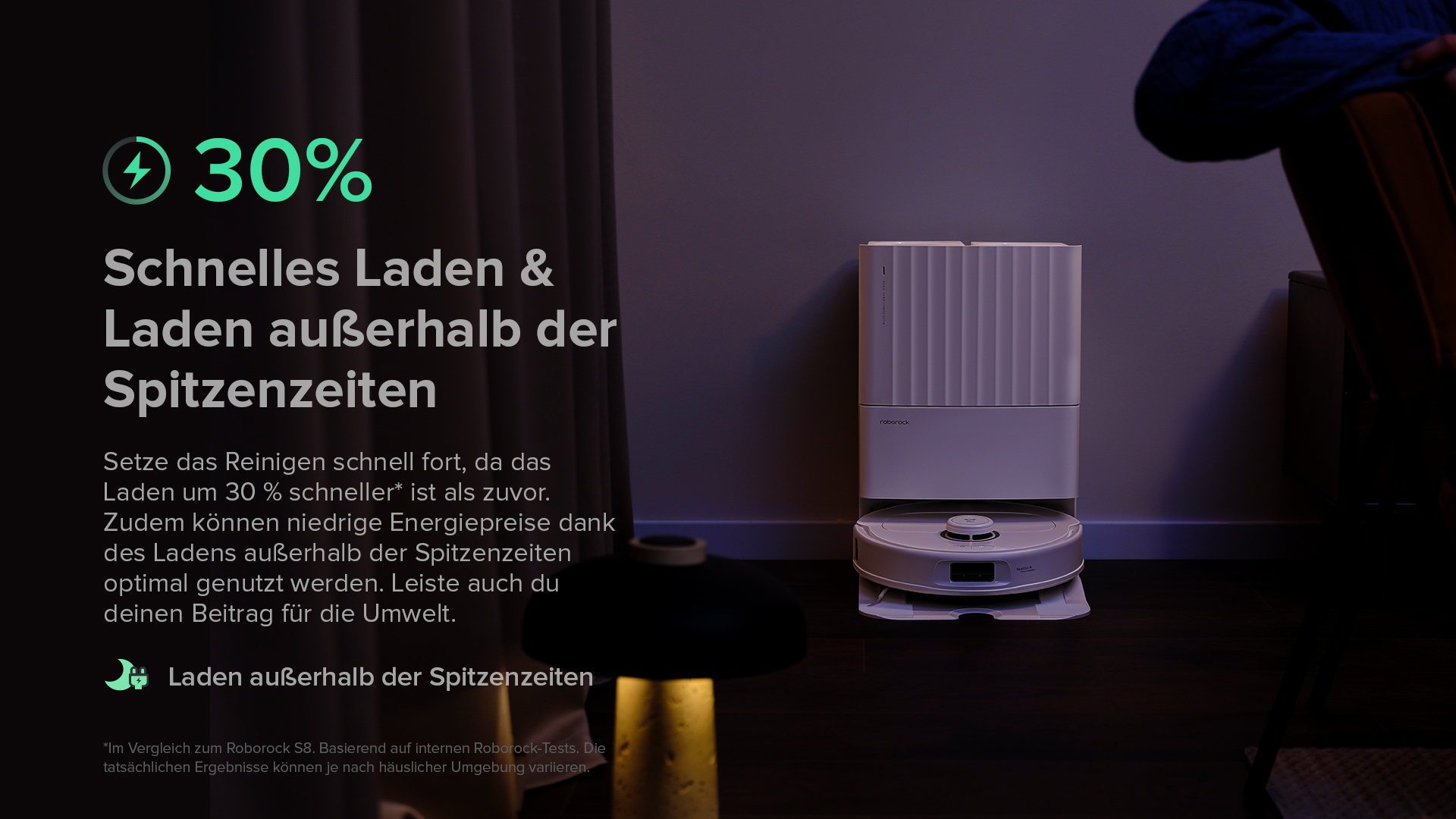 Weißer und silberner Roboter-Staubsauger mit Ladestation auf dunkler Oberfläche.