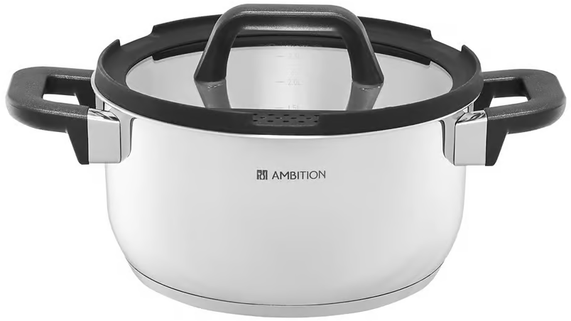 Garnek ze stali nierdzewnej ze szklaną pokrywką i czarnymi uchwytami, z nazwą marki.