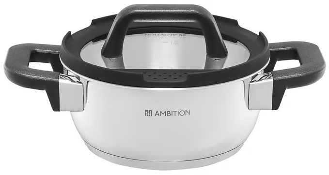Garnek ze stali nierdzewnej z czarnymi uchwytami i szklaną pokrywą. Napis 'AMBITION'.