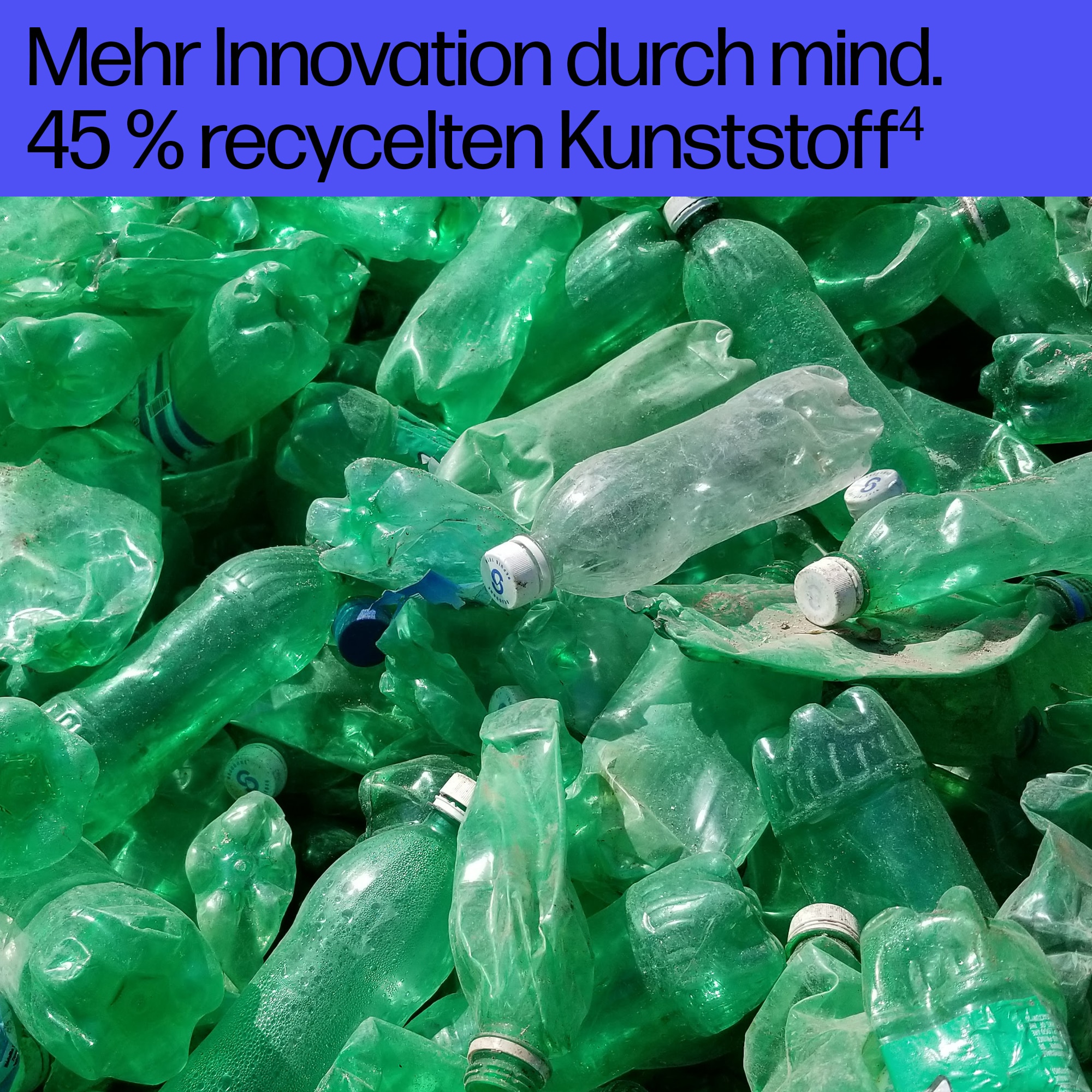 Grüne Plastikflaschen in einem Haufen. Text: mehr Innovation durch 45 % recyceltes Plastik.