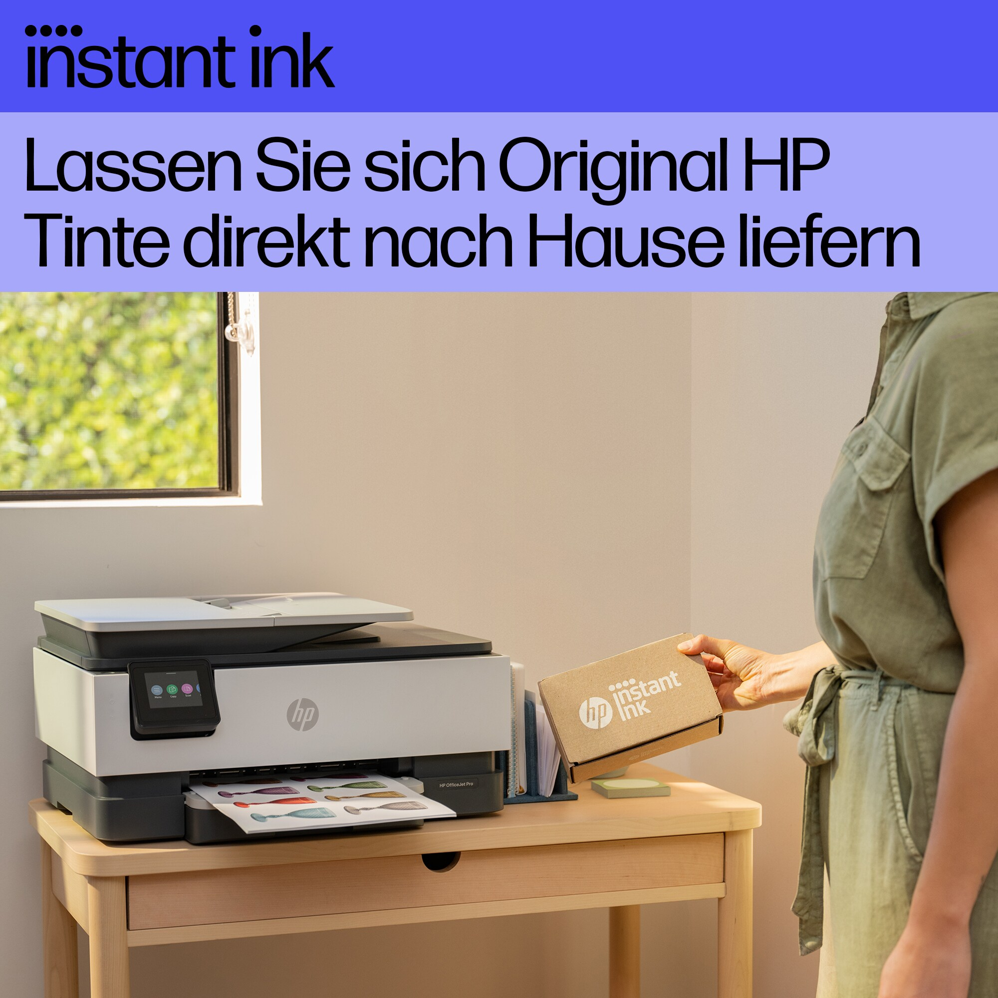 Frau an Drucker. Text: Instant Ink. Original HP Tinte nach Hause geliefert.
