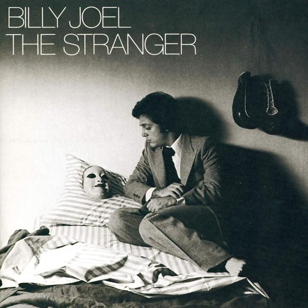 Billy Joel album borítója. Férfi ül, maszk az ágyon, boxkesztyű lóg. A The Stranger szöveg látható.