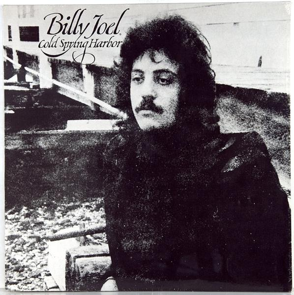 Billy Joel 'cold Spring Harbor' című albumának borítója. Fekete-fehér kép Joelről bajusszal.
