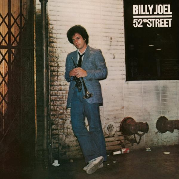 Billy Joel az 52nd Street című albumának borítóján, az utcán állva.