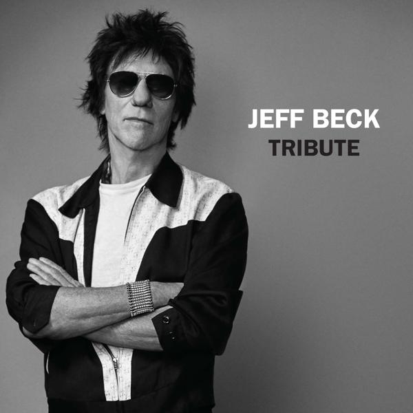 Schwarzweißfoto von Jeff Beck mit Sonnenbrille und verschränkten Armen, der Text lautet 'JEFF BECK TRIBUTE'.