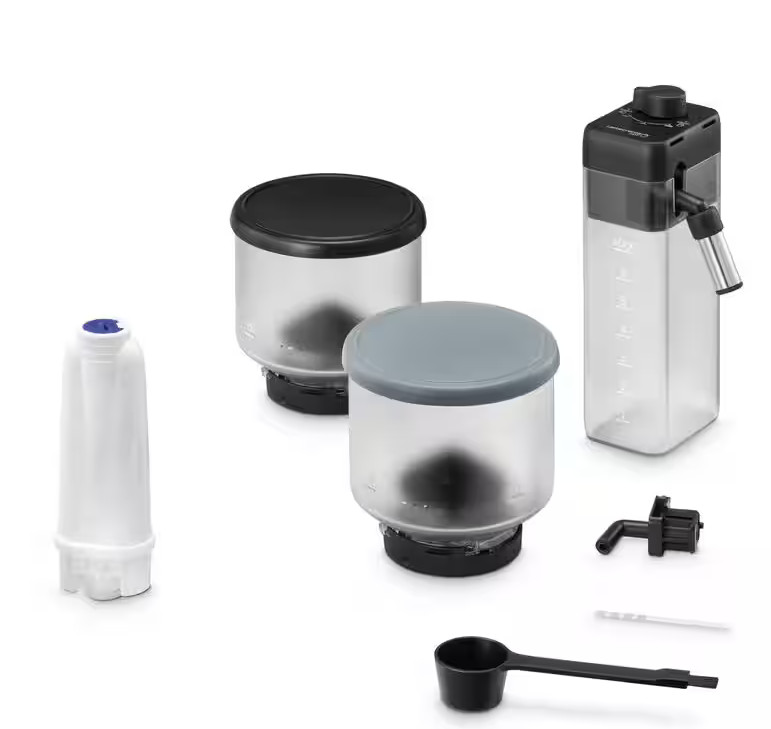 Części ekspresu do kawy, w tym filtry, pojemniki na wodę i miarka na białym tle.