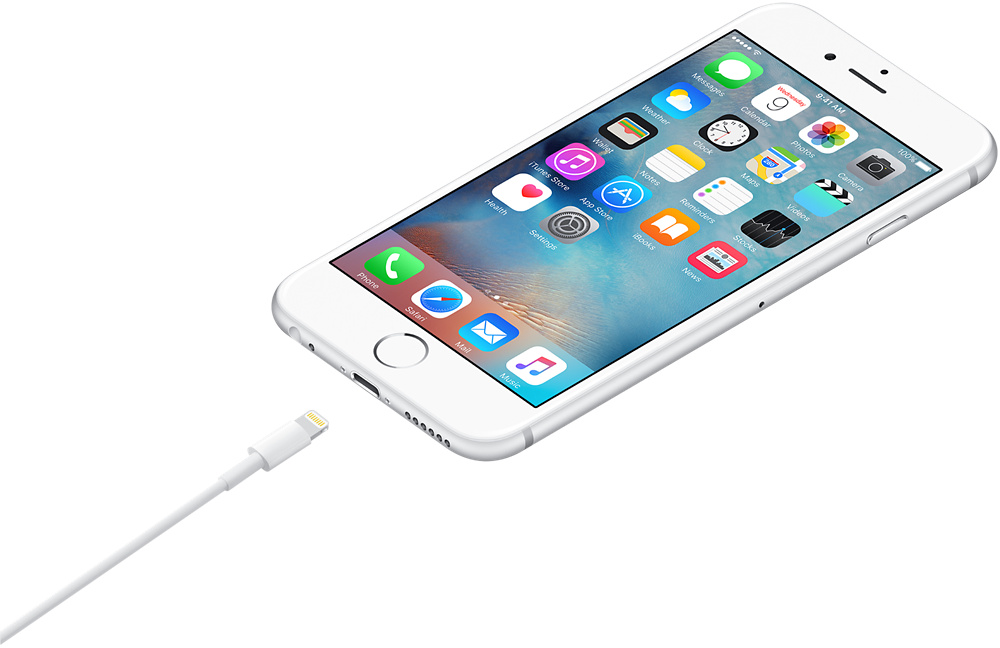 iPhone bianco con un cavo bianco collegato.