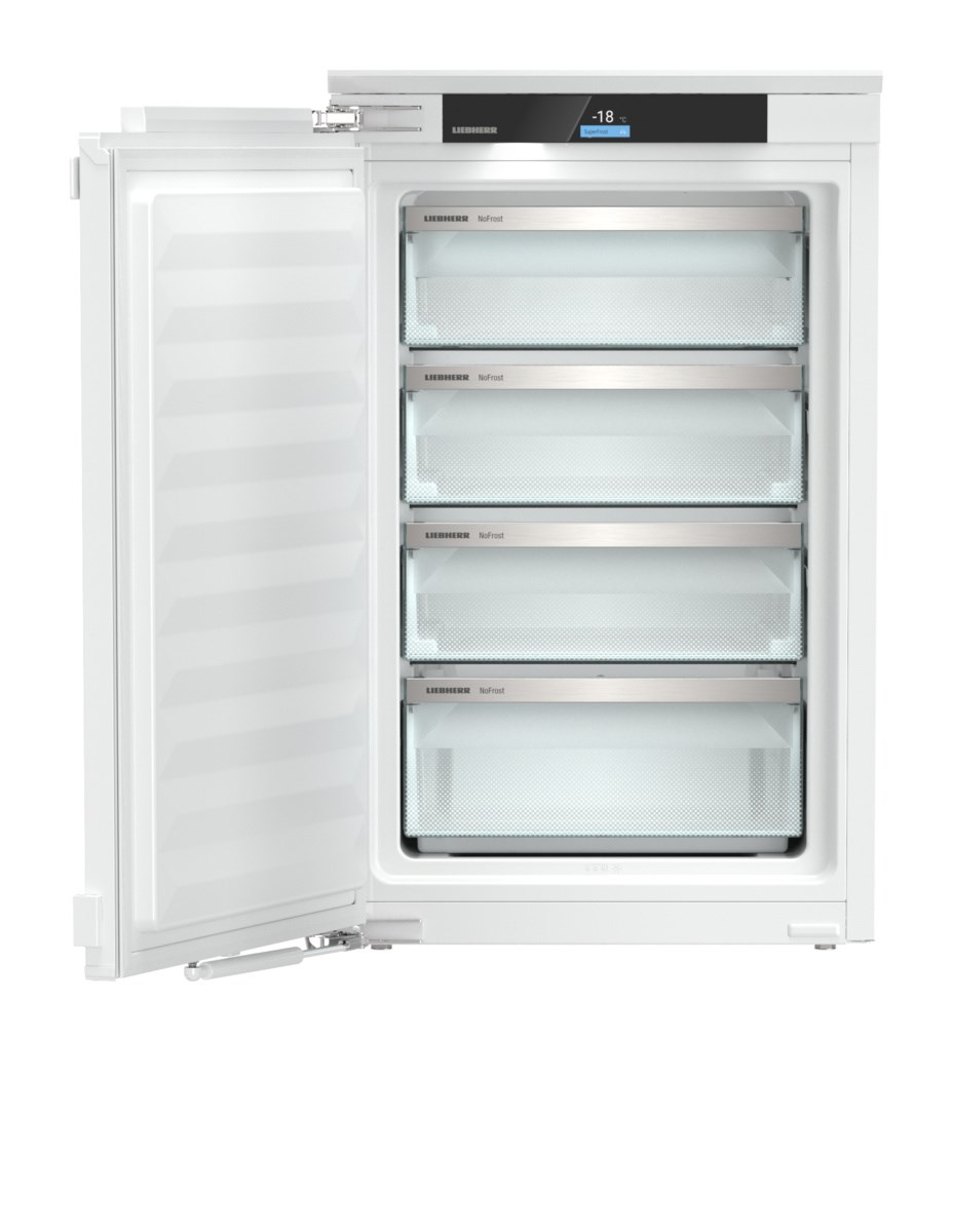 Ein weißer Kühlschrank mit offener Tür, der Regale mit Glasfronten zeigt.