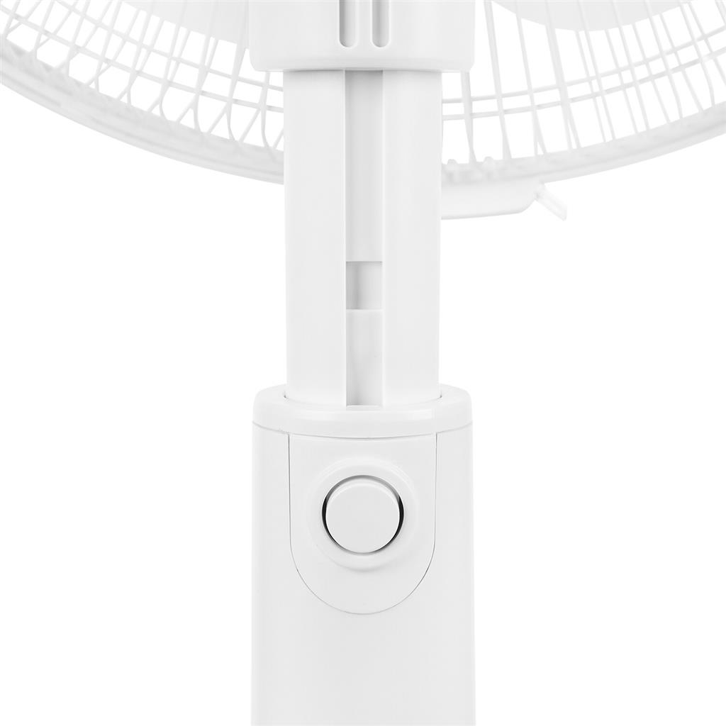 Nahaufnahme eines weißen Ventilators. Fokus auf der zentralen Stange mit einem kreisförmigen Knopf. Die Rotorblätter sind sichtbar.