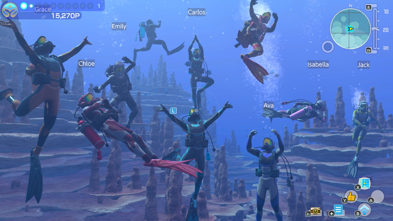Groupe de plongeurs sous-marins, posant et souriant.
