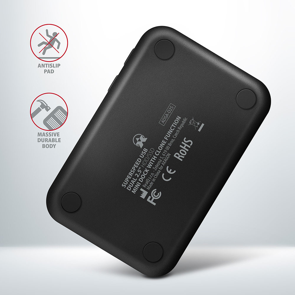 Fekete USB hub csúszásgátló betétekkel és masszív, tartós testtel, szöveggel.