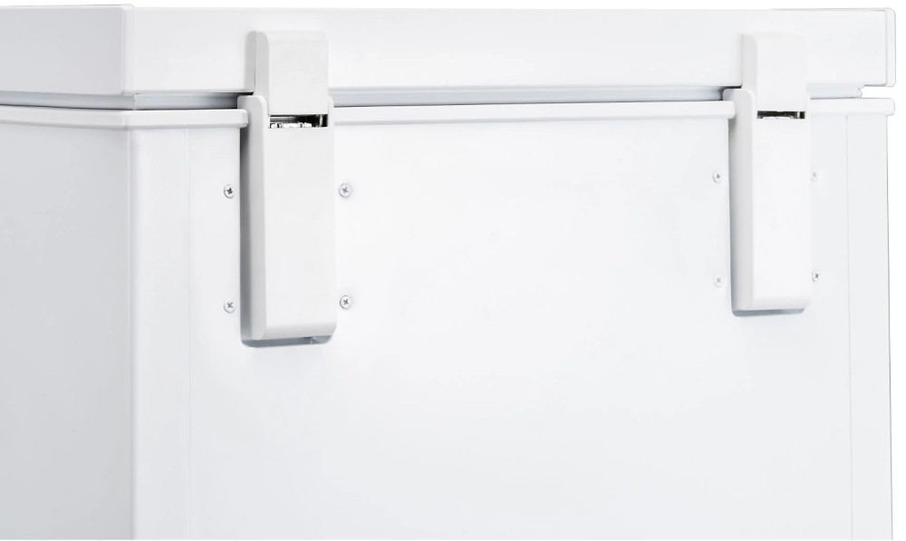 Congélateur blanc, montrant les charnières de porte et la poignée blanche.