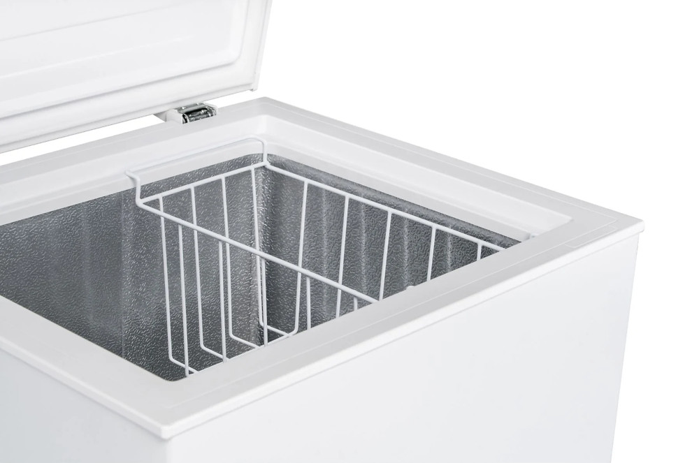 Congélateur coffre blanc ouvert avec un panier en fil de fer blanc à l'intérieur.