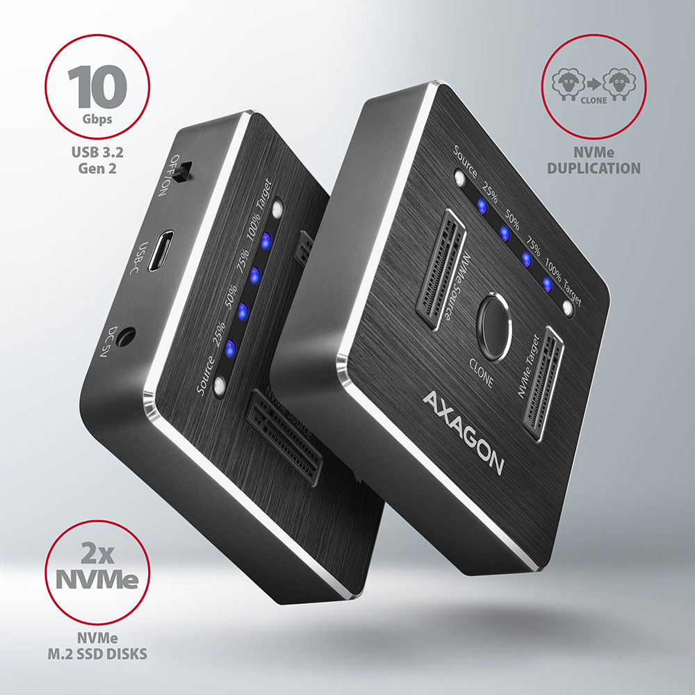Két fekete merevlemez USB 3.2 Gen 2-vel és NVMe-duplikációval, fehér háttérrel.
