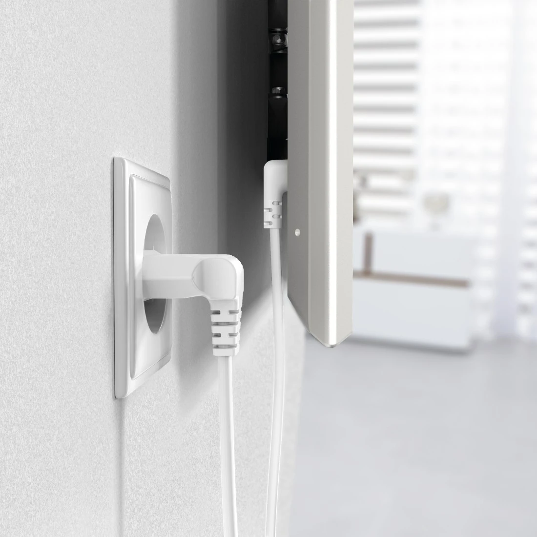 Weißer Stecker in einer weißen Steckdose mit weißem Kabel.