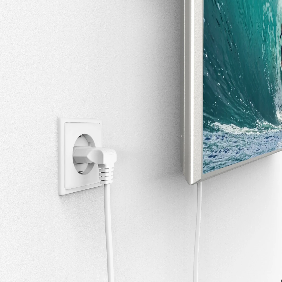 Eine weiße Wand mit einer Steckdose und einem weißen Stromkabel, das an einen Fernseher angeschlossen ist.