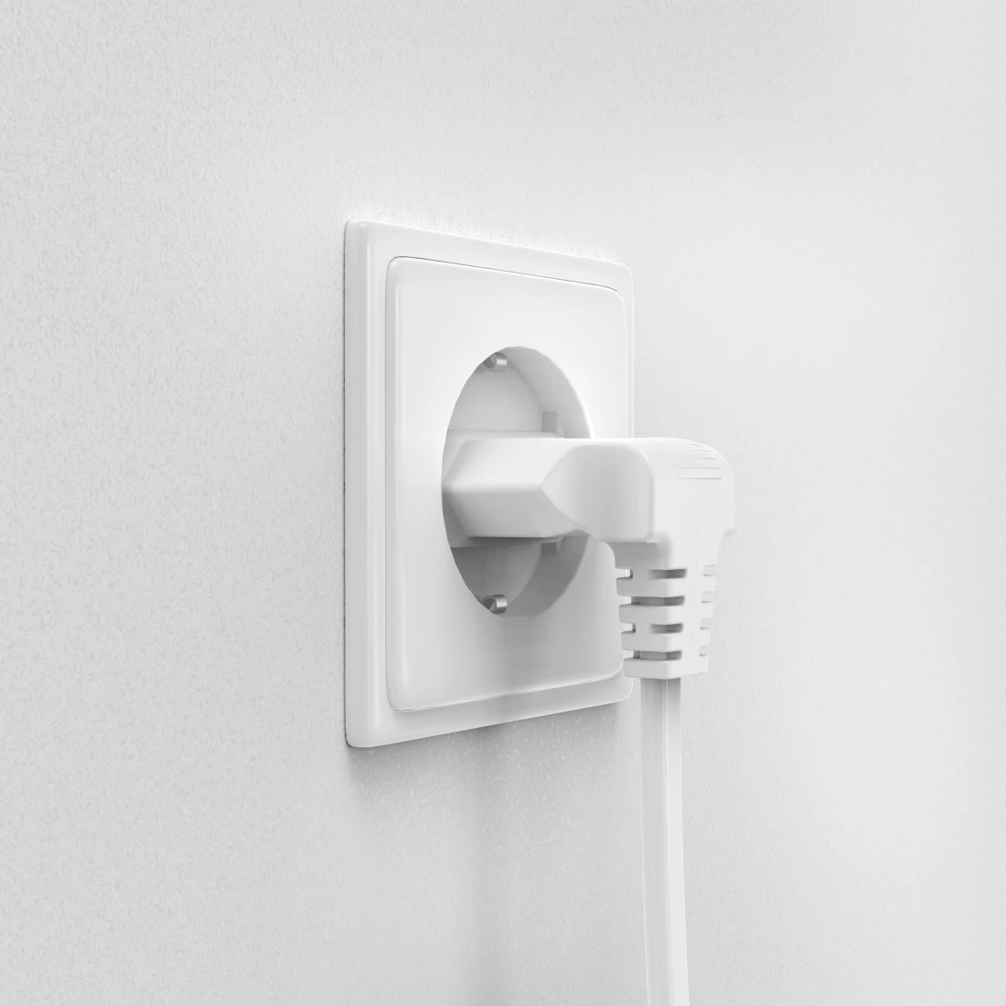 Weiße Wand mit weißer Steckdose, und ein weißer Stecker ist eingesteckt.
