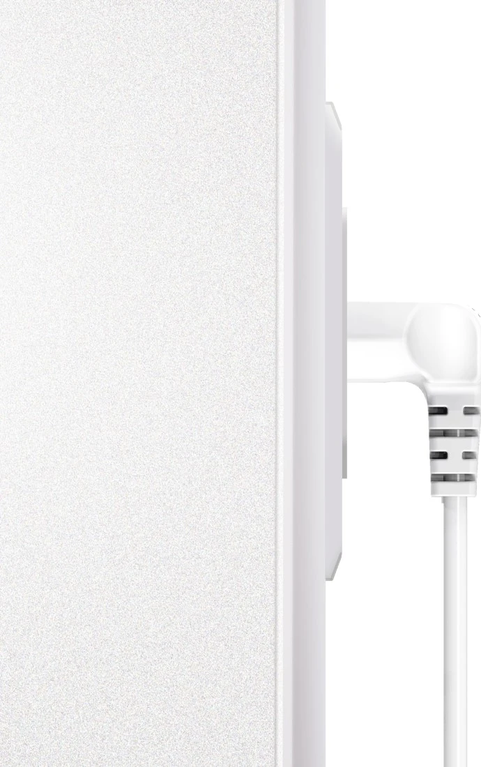 Weißes Gerät mit weißem Stecker. Nahaufnahme des Steckers und des Geräts.