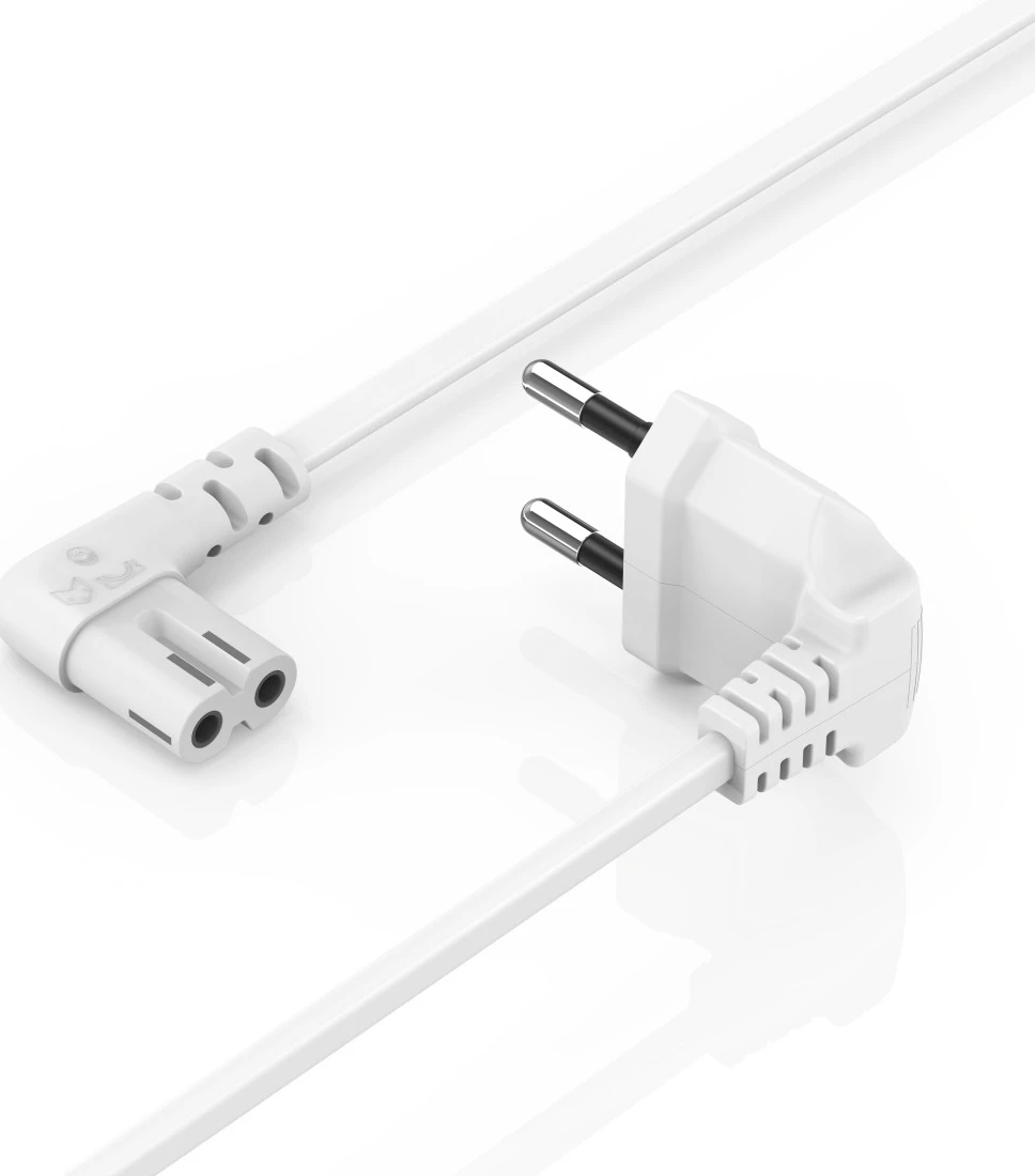 Zwei weiße Netzkabel für elektronische Geräte. Eines hat einen gebogenen Stecker. Auf weißem Grund.