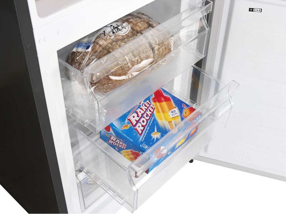 Réfrigérateur ouvert avec du pain et des glaces. Le pain est dans un sac transparent. Glaces en boîte.