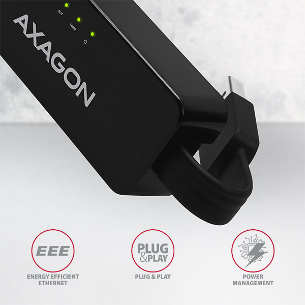 Fekete Axagon adapter USB csatlakozóval és három ikonnal: EEE, Plug & Play és Power Management.