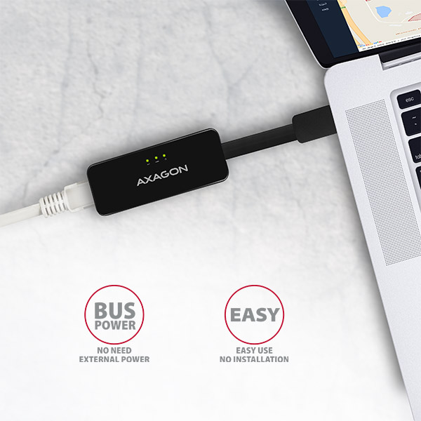 Fekete Axagon adapter laptophoz és fehér kábelhez csatlakoztatva. Feliratok: Bus Power, Easy Use.