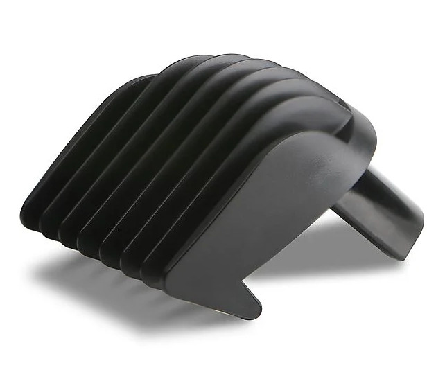 Czarny nasadka do maszynki do włosów z żebrowanym wzorem i skośnymi bokami.