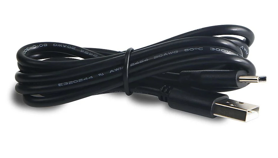 Czarny kabel USB z wtyczką USB-A i DC na białym tle.
