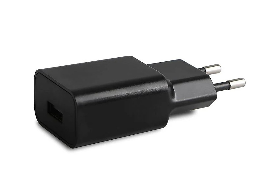 Czarna ładowarka ścienna USB z portem USB i dwoma bolcami do podłączenia do gniazdka ściennego.