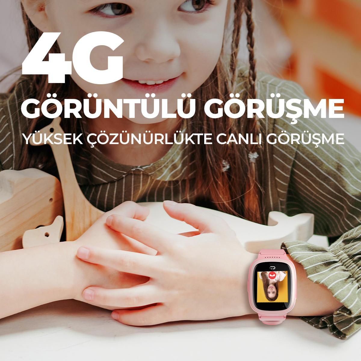 Bir kız gülümsüyor, bir kişiyle görüntülü görüşme gösteren pembe bir akıllı saat takıyor.