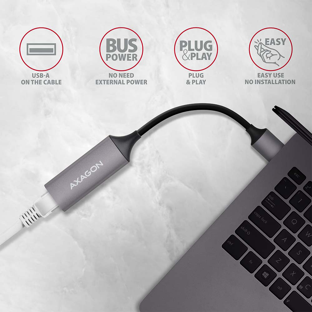 Egy szürke Axagon adapter laptophoz és fehér USB kábelhez csatlakoztatva, ikonokkal és szöveggel.