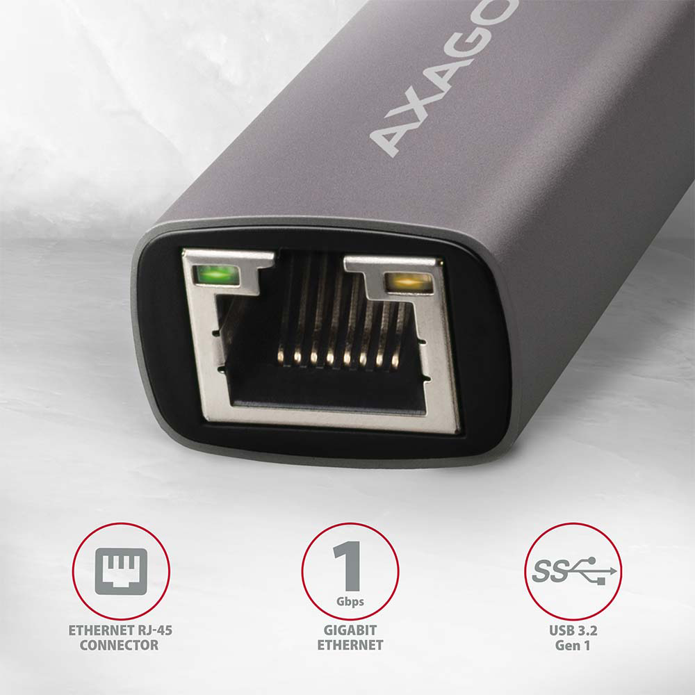 Egy sötétszürke hálózati adapter közeli képe, Ethernet porttal és USB 3.2 Gen 1 funkciókkal.
