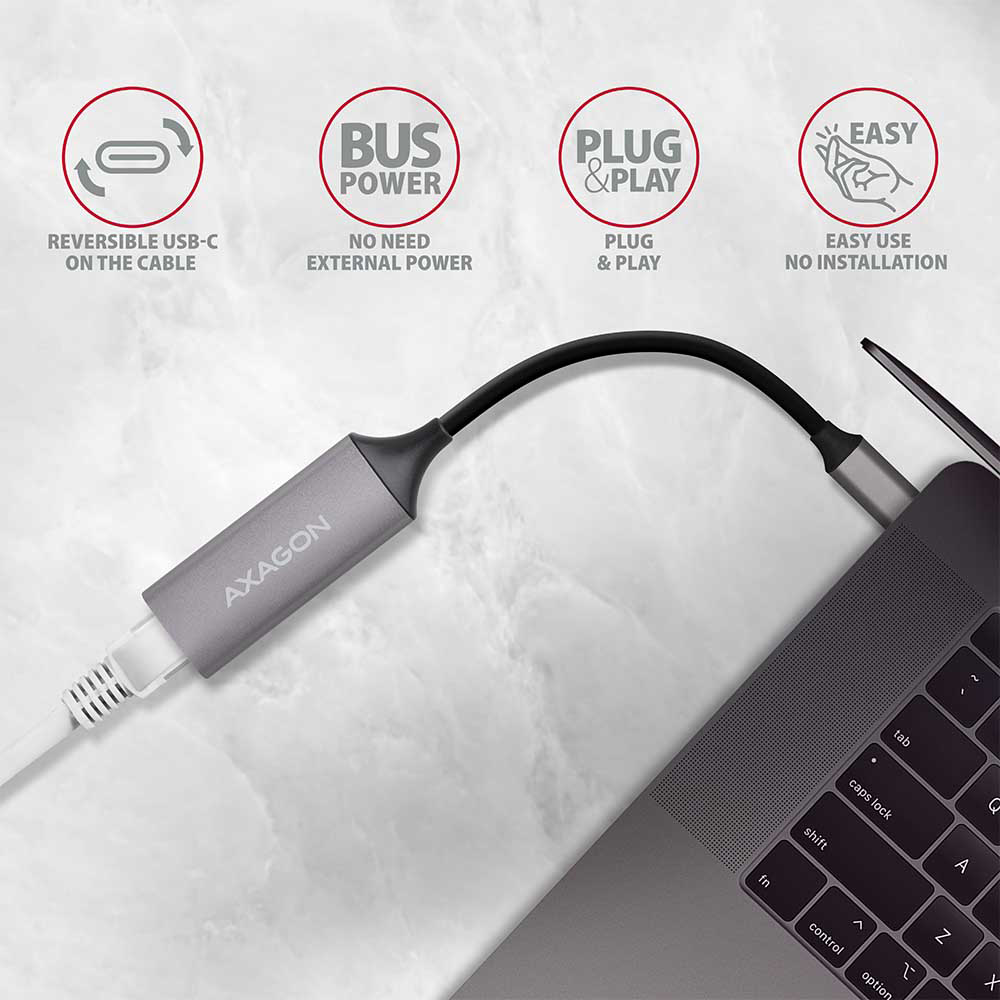Ezüst adapter laptophoz csatlakoztatva. Szöveg: Reverzibilis USB-C, Bus Power, Plug & Play, Egyszerű használat, Nincs telepítés.