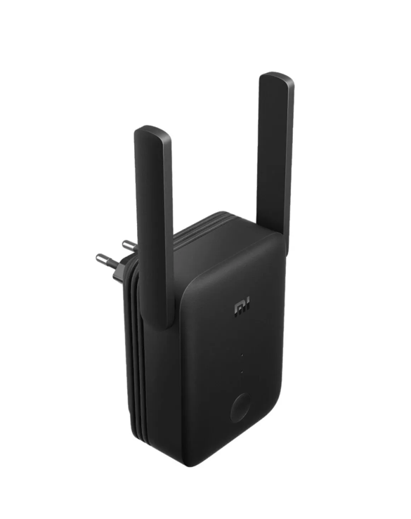 İki antenli siyah Wi-Fi genişletici, bir duvar prizine takılı.