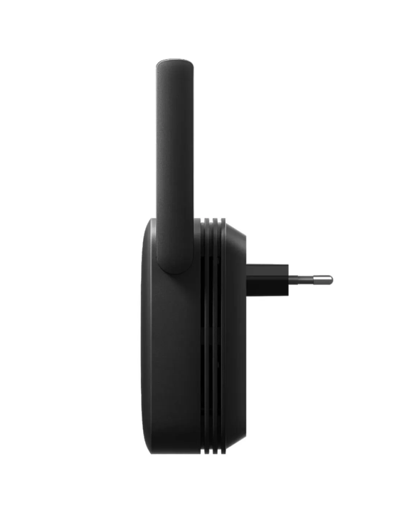 Fiş ve antenli siyah Wi-Fi genişletici. Cihaz beyaz bir arka plan üzerinde gösterilmektedir.