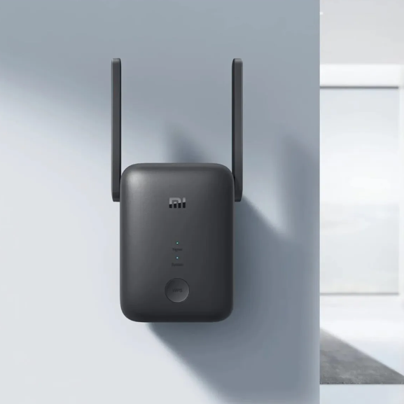 Beyaz bir duvara monte edilmiş siyah Xiaomi WiFi menzil genişletici. İki anten yukarı doğru uzanıyor.