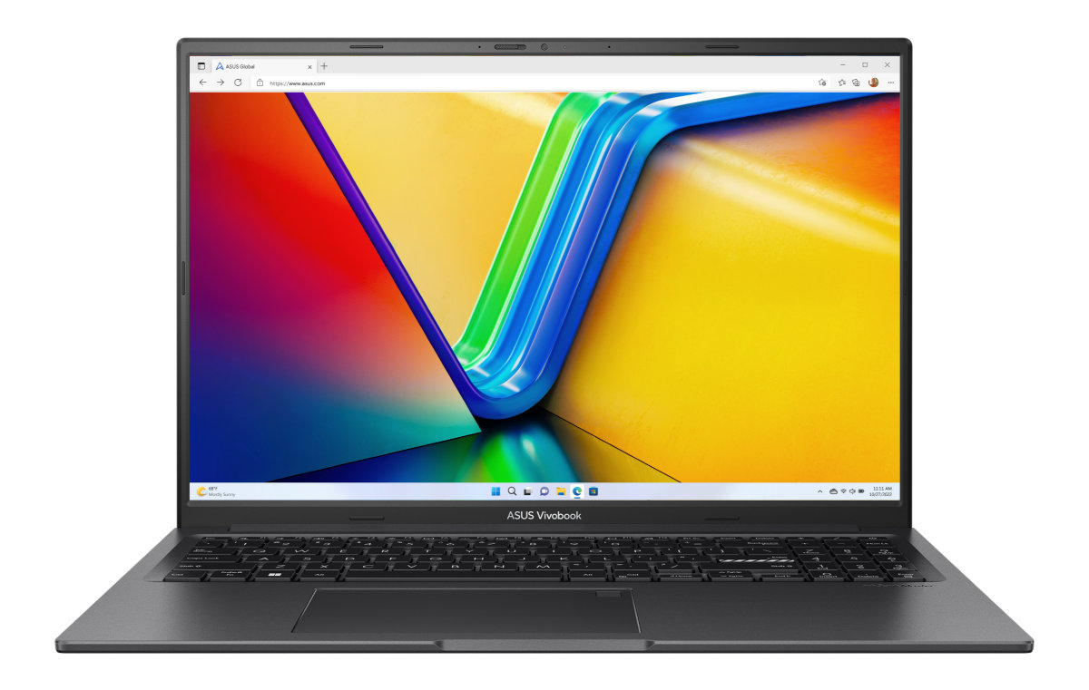 Laptop z kolorowym ekranem pokazującym przeglądarkę internetową, widok z boku na stole.
