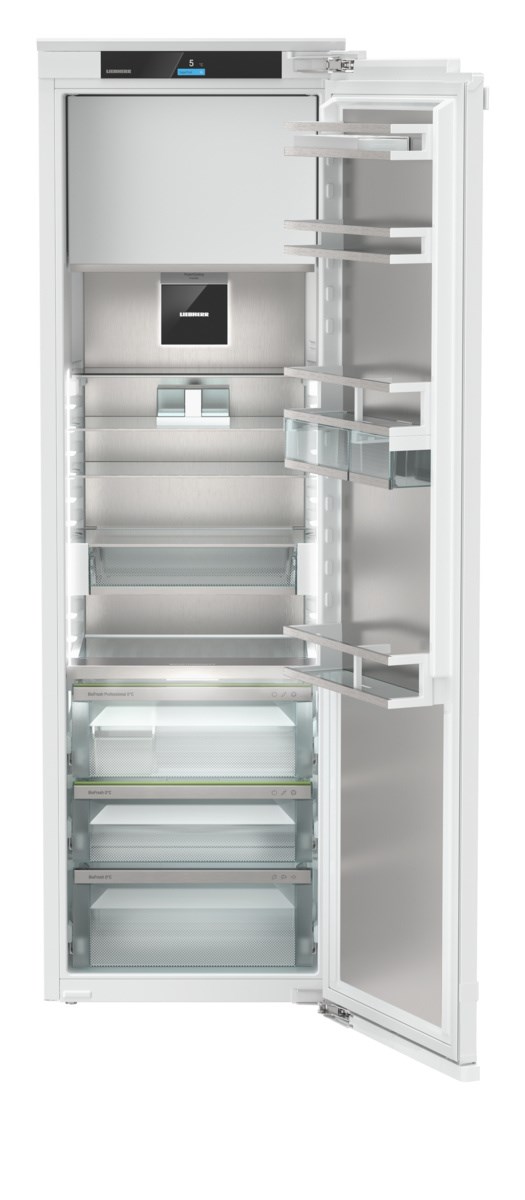 Ein weißer Liebherr-Kühlschrank mit offener Tür, die Inneneinrichtung zeigt.