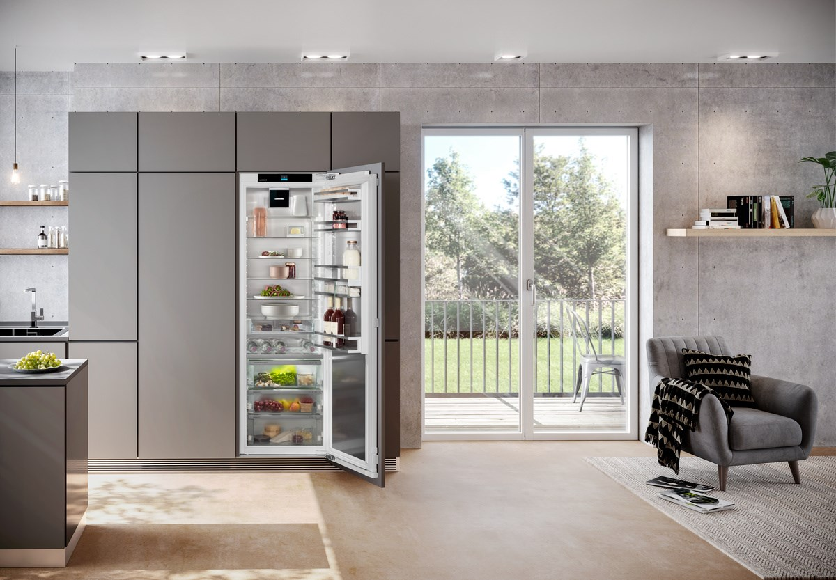 Eine moderne Küche mit geöffnetem Kühlschrank, der Lebensmittel und Getränke zeigt.