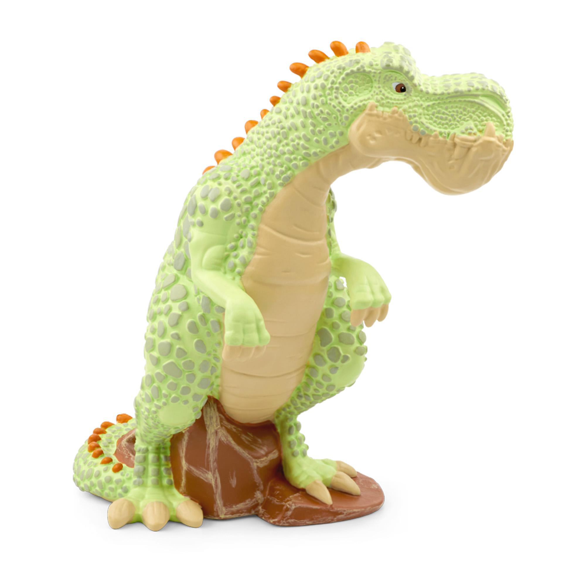 Grünes Dinosaurierspielzeug auf braunem Felsen, weißer Hintergrund.