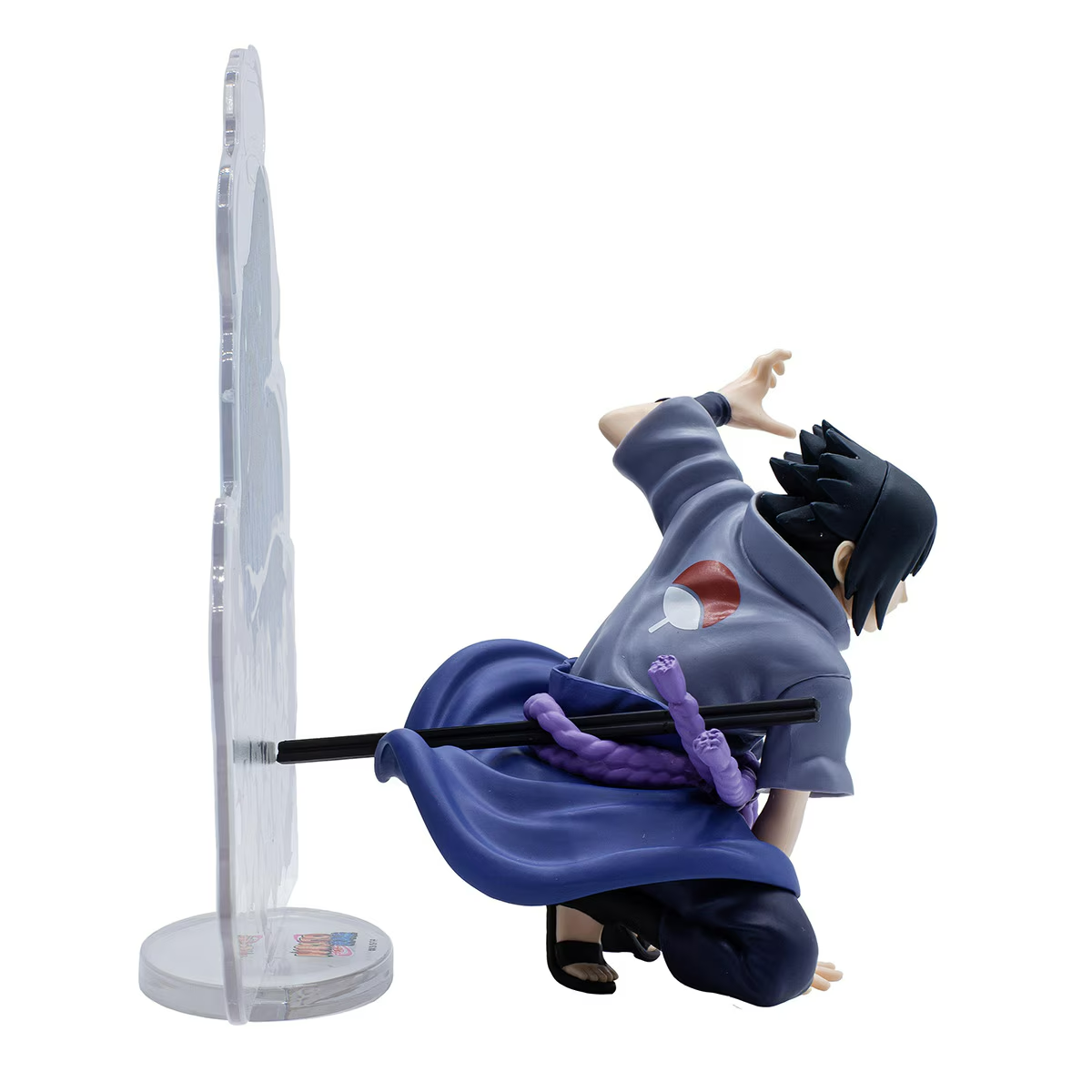 Una figura de Naruto de Sasuke, en acción, posando junto a un soporte de exhibición acrílico transparente.