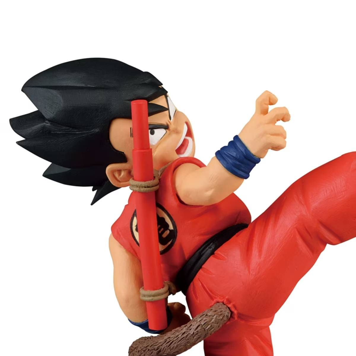 Una figura de acción de Dragon Ball Z de Goku en una pose dinámica, vistiendo ropa roja y cabello negro.