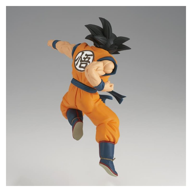 Figura de Goku en pose de lucha, atuendo naranja, fondo blanco.