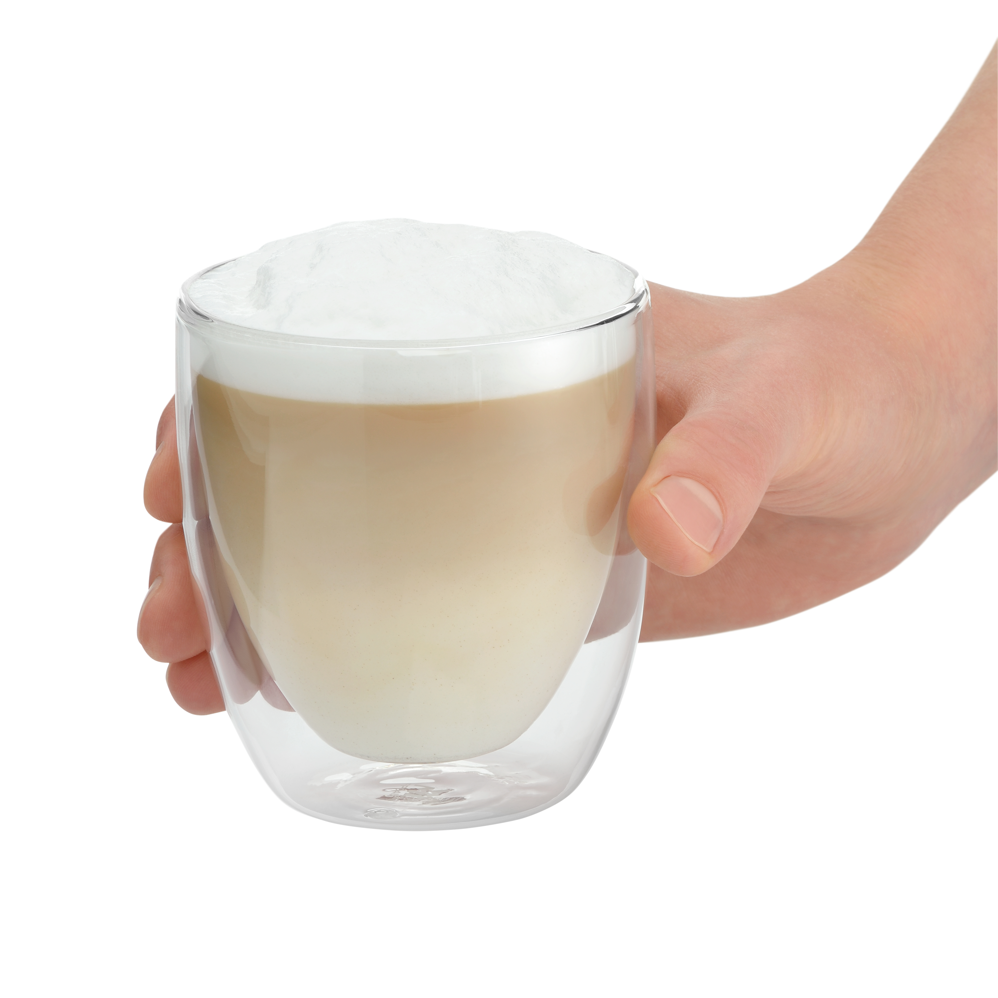 Eine Hand, die ein klares Glas Latte mit Schaum oben hält. Das Getränk befindet sich vor einem weißen Hintergrund.