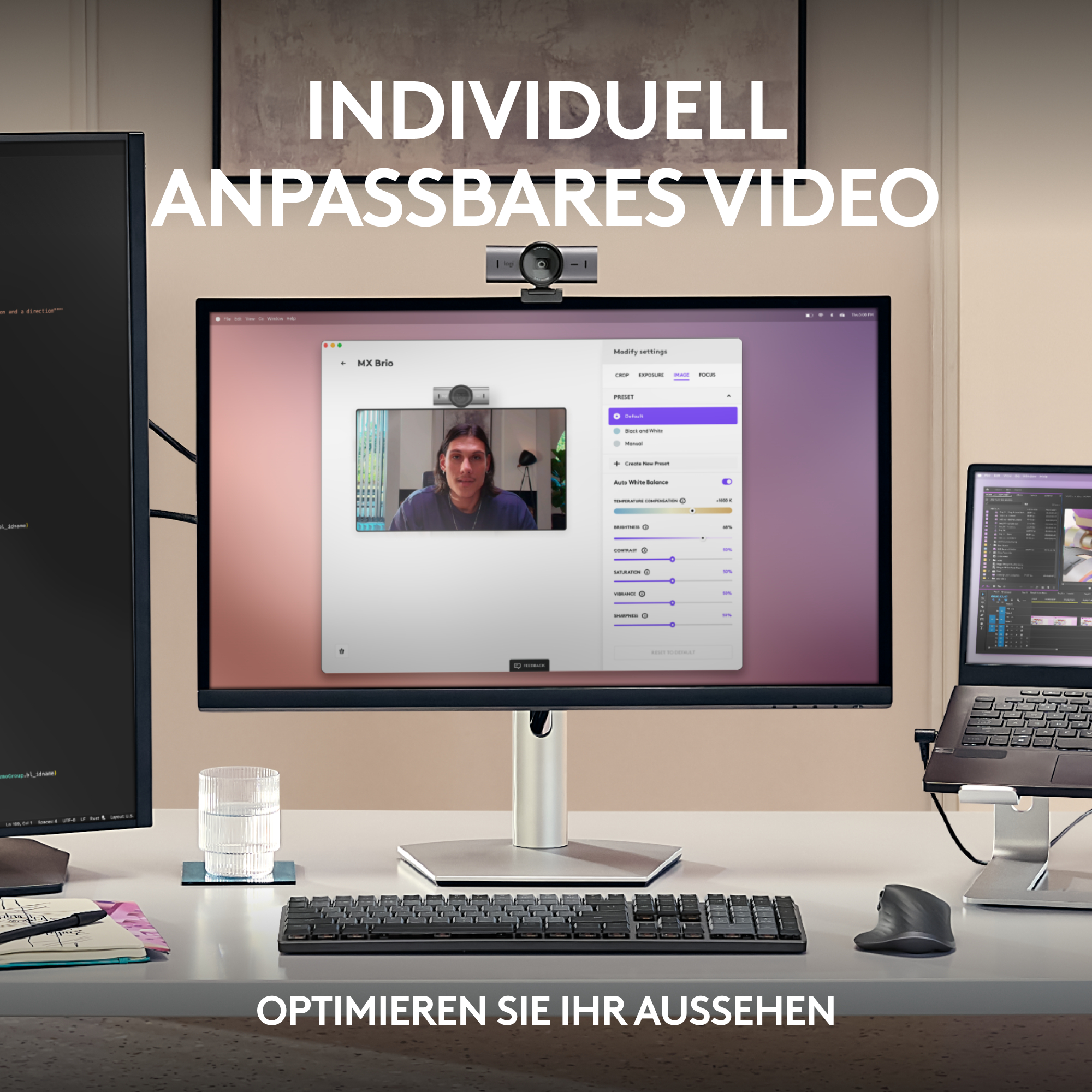 Ein Schreibtisch-Setup mit einem Monitor, der einen Mann anzeigt. Tastatur, Maus und Webcam sind sichtbar.