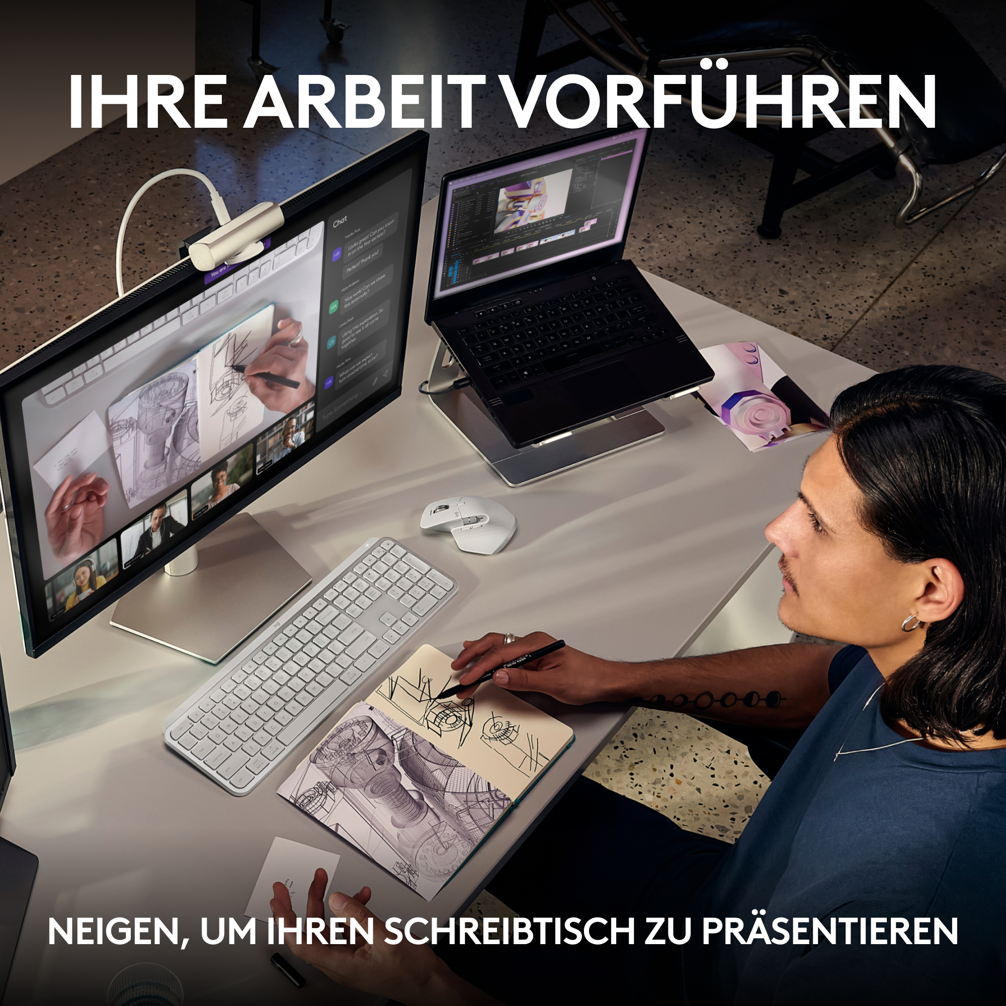 Eine Person skizziert, während sie an einem Schreibtisch mit Monitor und Laptop arbeitet. Text: 'Ihre Arbeit vorführen'.
