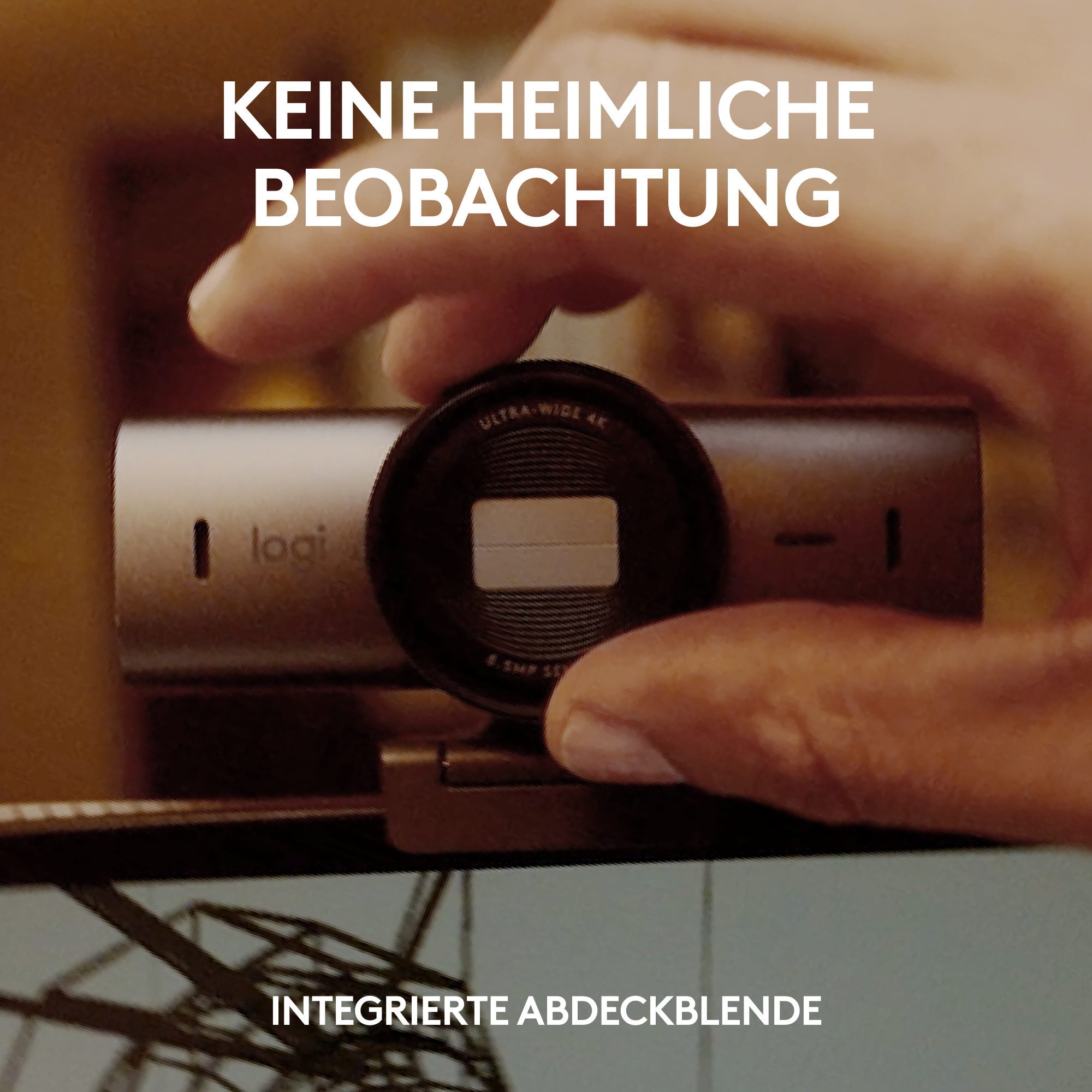 Eine Hand bedeckt eine Webcam. Text: 'KEINE HEIMLICHE BEOBACHTUNG' und 'INTEGRIERTE ABDECKBLENDE'.
