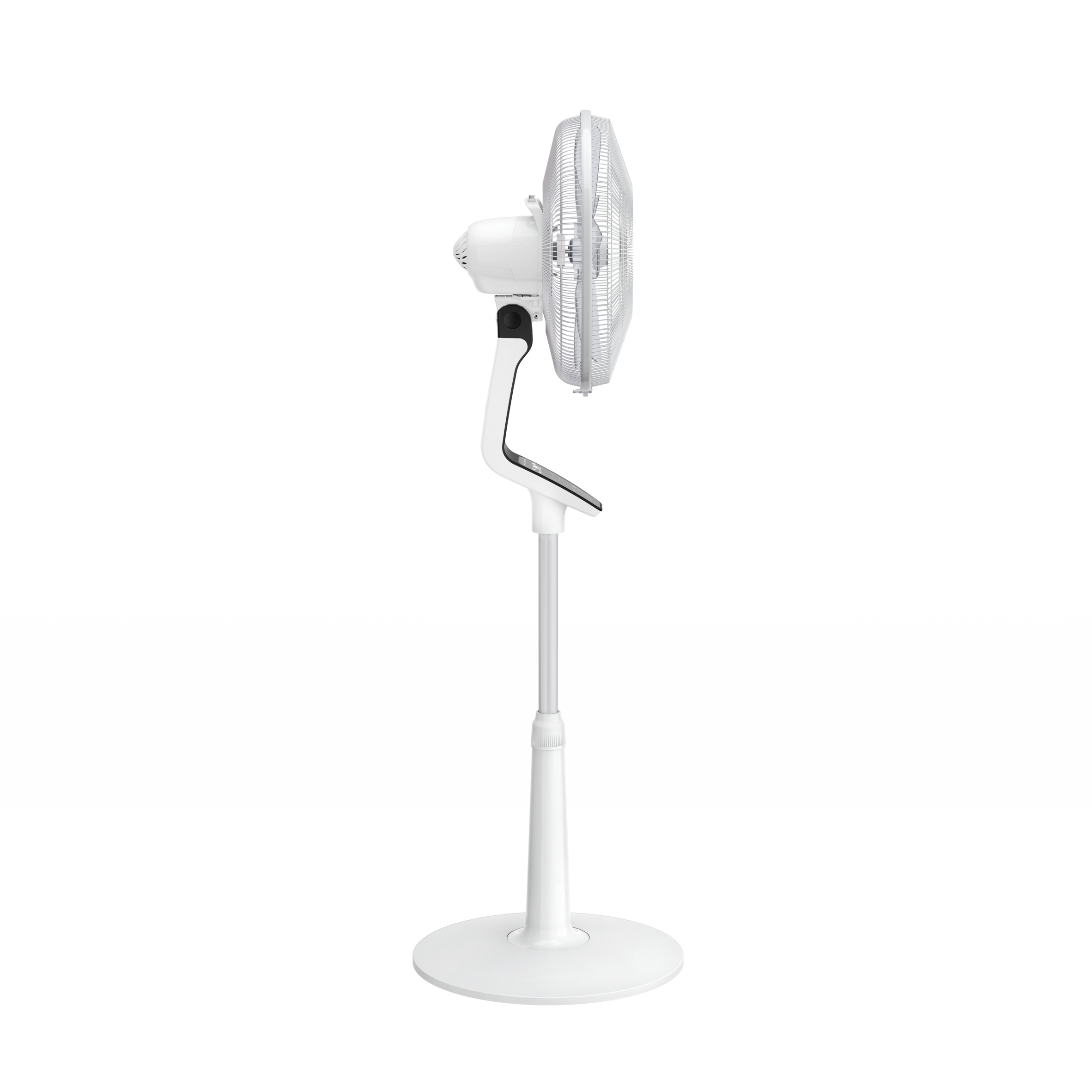 Un ventilador de pie blanco con un tallo curvo, sobre una base blanca contra un fondo oscuro.