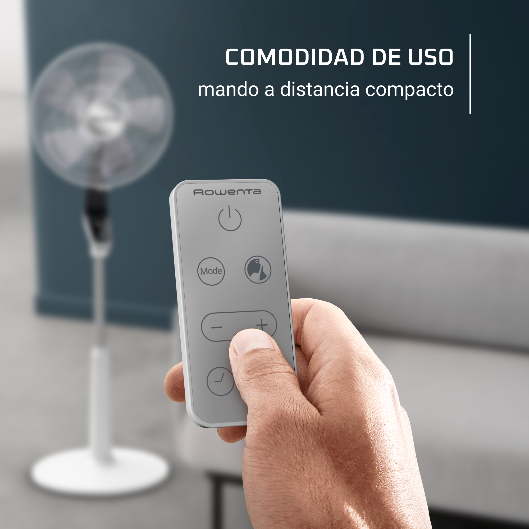 Una mano sosteniendo un mando a distancia para un ventilador, con superposición de texto y fondo borroso.
